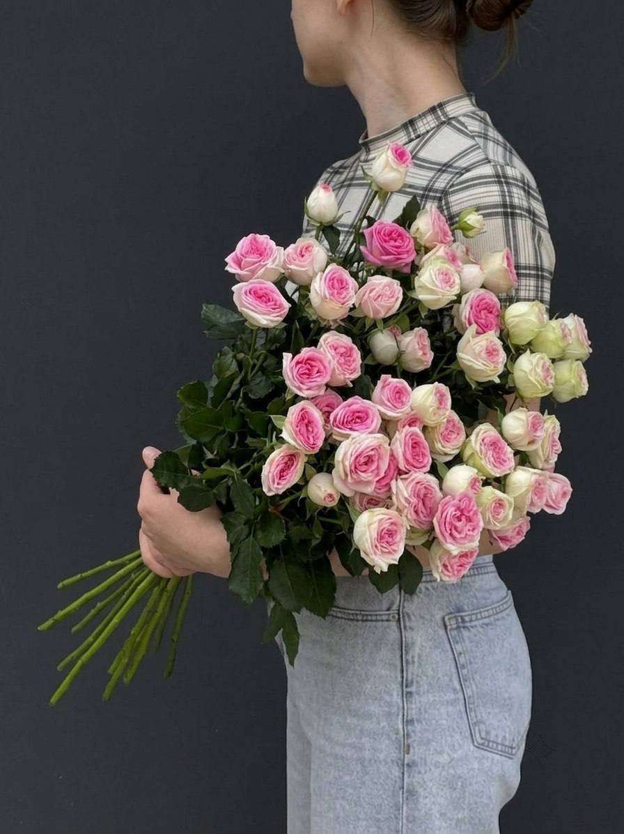 Моно-букет из розовых кустовых роз